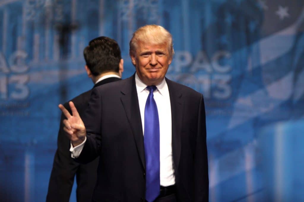 Donald-Trump making the vistory sign