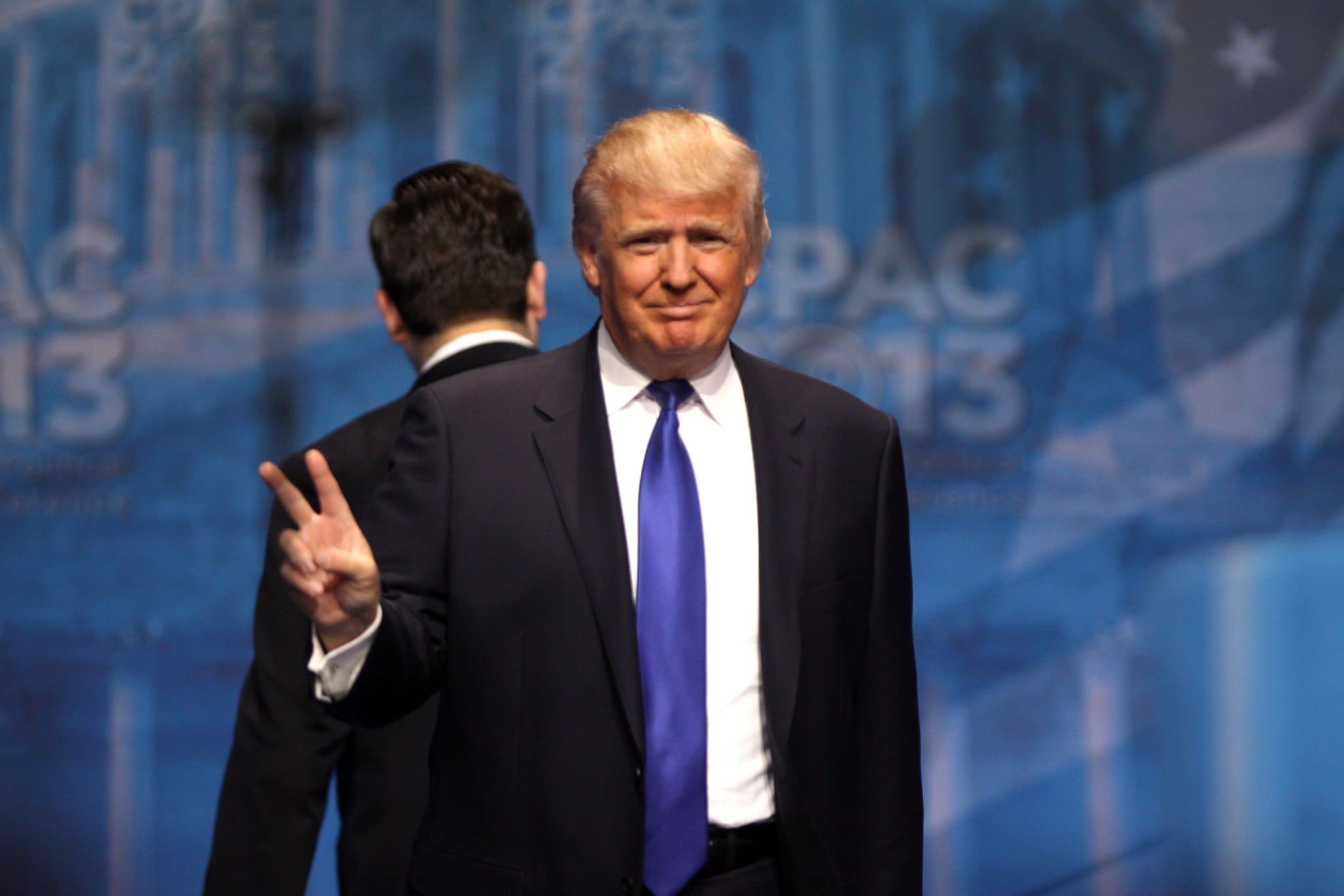 Donald-Trump making the vistory sign