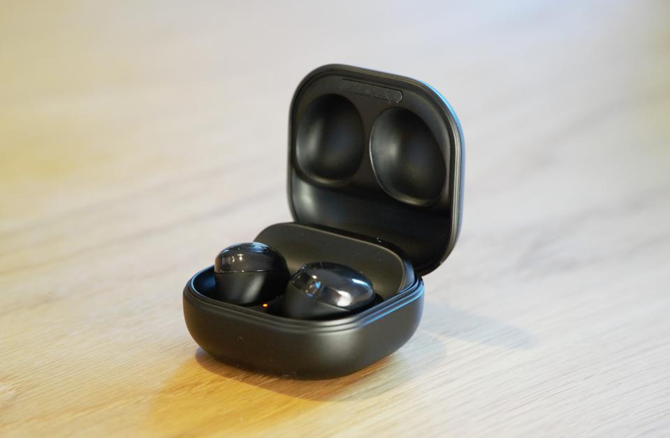 how to put galaxy buds in pairing mode