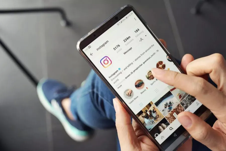 how to change the background color on instagram story