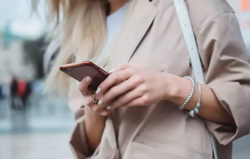 how to connect bose headphones to iphone