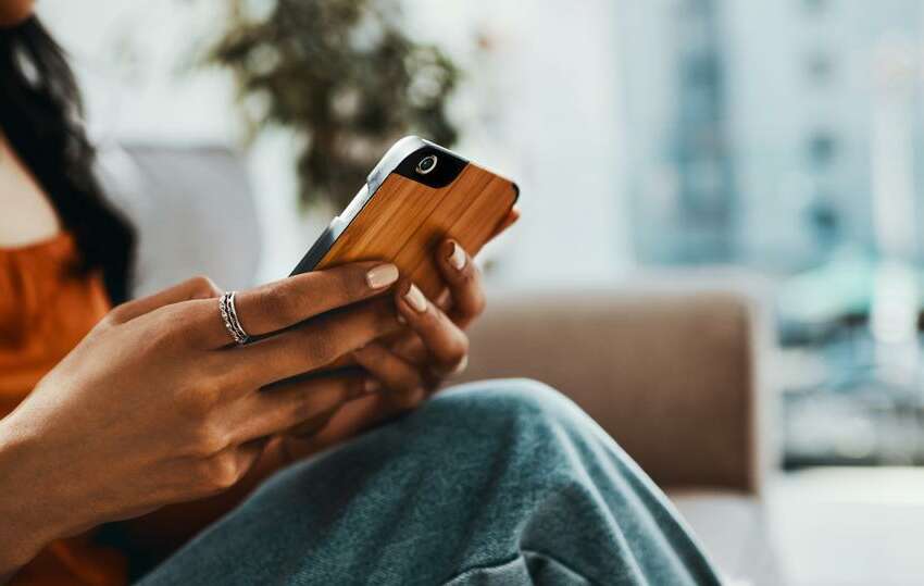 how to listen to spotify offline