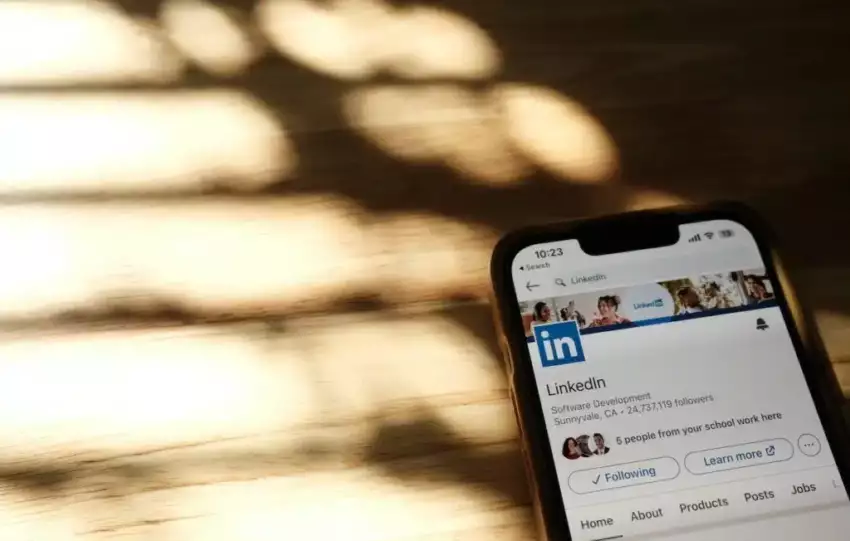 how to block people on linkedin
