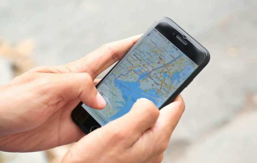 does live location mean they are using their phone