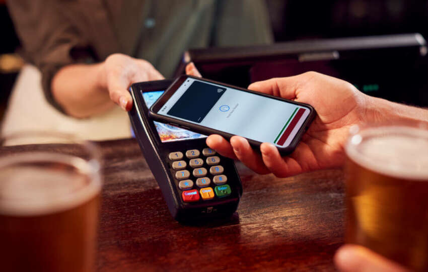 how to change default card on apple pay