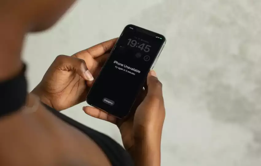 how to lock screen on iphone from touch