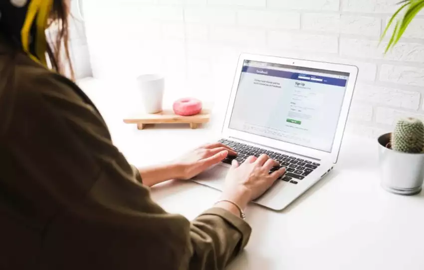 does facebook notify when you save a photo